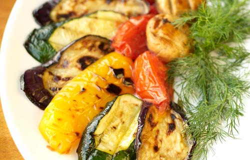 Lækre grillede grøntsager på tallerken