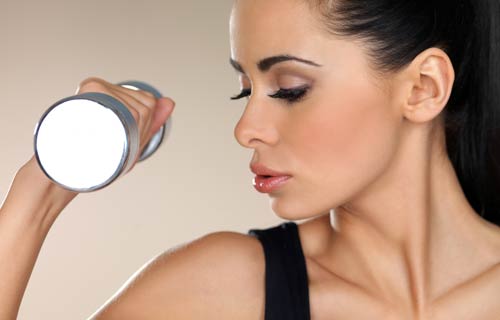 Kvinde der styrketræner